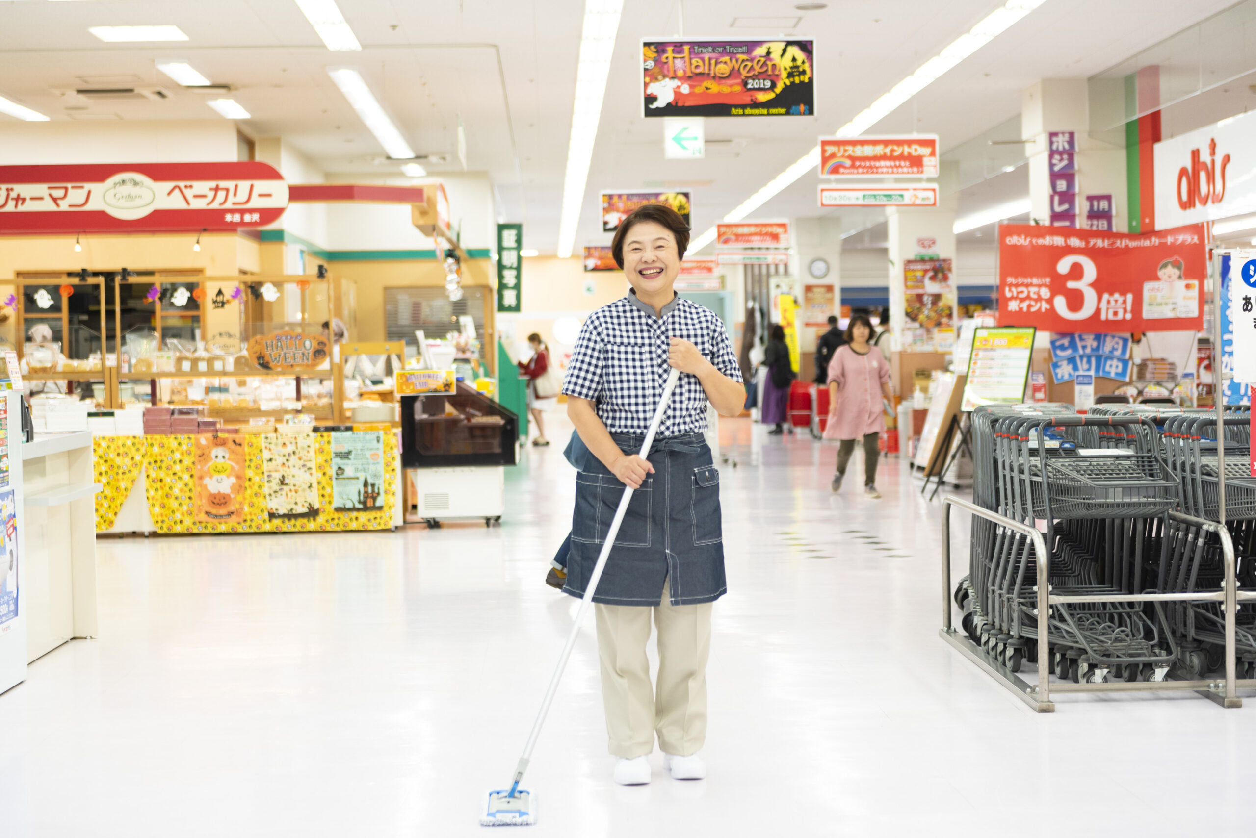 スーパーの開店前清掃（ピアゴ小矢部店）7:30～10:00/シニア活躍